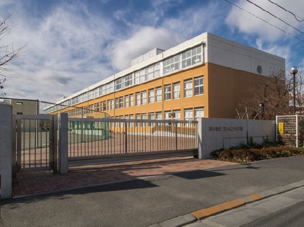 周辺環境:府中市立府中第三中学校(教育目標　①自分を大切にし、他人を尊敬し、楽しい学園を作ろう。②よく運動し、衛生に注意し、健康な身体をつくろう。③よく勉強し、個性を伸ばし、役に立つ人になろう。④勤労をよろこび、苦難にうち勝ち、正しく強く生きていこう。)