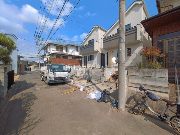 外観:前面道路含む現地外観写真