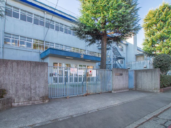 周辺環境:立川市立立川第三中学校(「立志」「鍛錬」「協調」を教育目標に掲げ、清々しい挨拶のあふれる学校を目指していきます。)