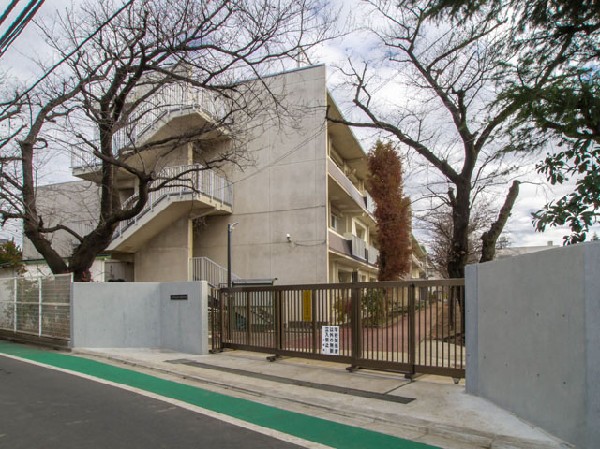 周辺環境:府中市立府中第四中学校(「学ぶことを楽しみに感じることができる」「人と人とのふれあいを大切にすることができる」「生きる喜びを実感できる」学校づくりを教職員と力を合わせて取り組んでいる学校です。)