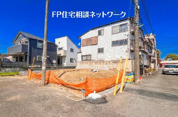 外観:前面道路含む現地写真