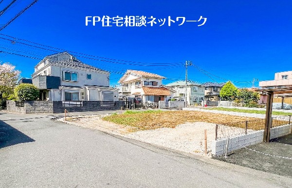 外観:前面道路含む現地土地写真