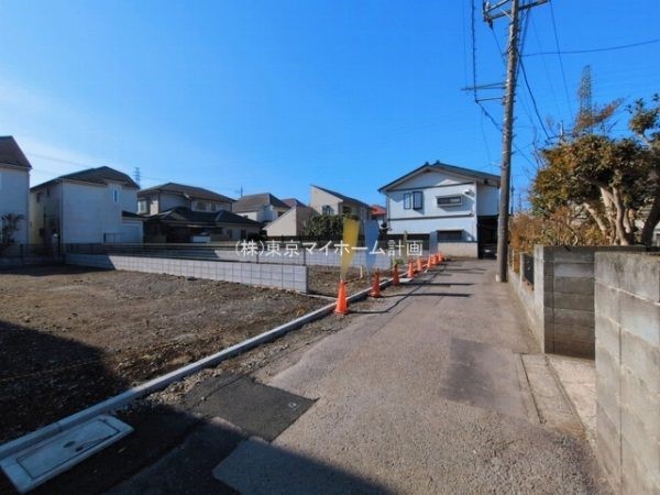 外観:前面道路含む現地写真