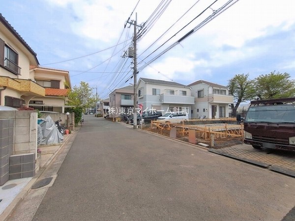 外観:前面道路含む現地外観写真（建築中）