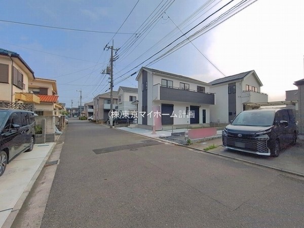 外観:前面道路含む現地外観写真