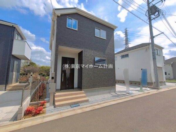 外観:前面道路含む現地外観写真