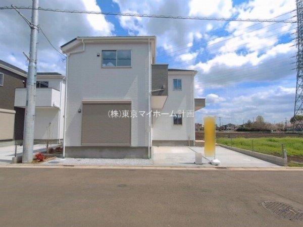 外観:前面道路含む現地外観写真