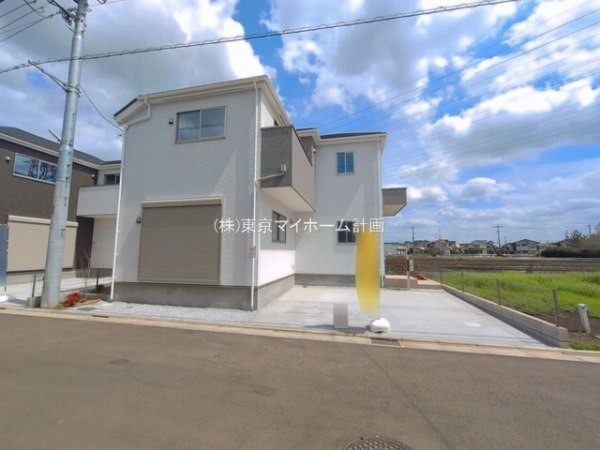 外観:前面道路含む現地外観写真