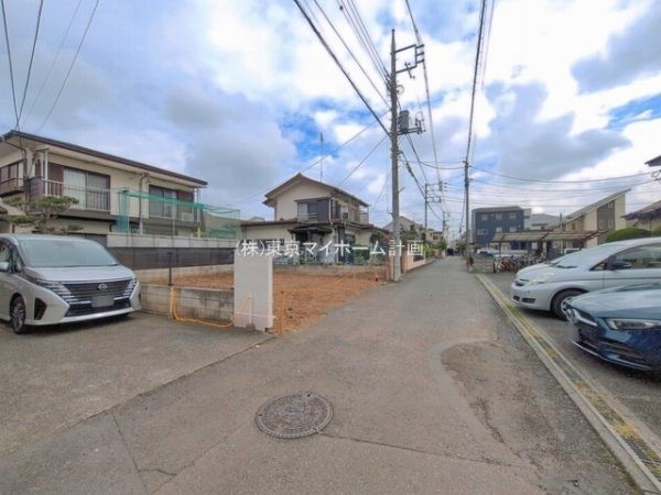 外観:前面道路含む現地写真