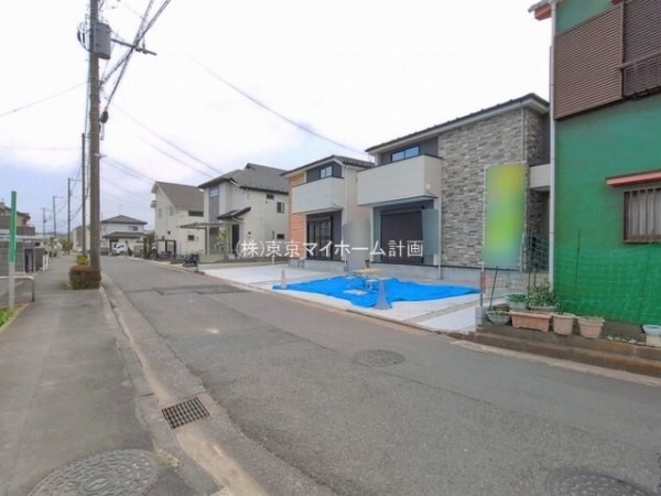 外観:前面道路含む現地外観写真