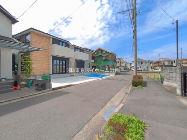 外観:前面道路含む現地外観写真