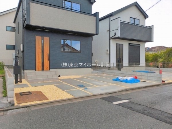 外観:前面道路含む現地外観写真