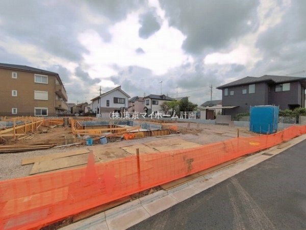 外観:前面道路含む現地外観写真（建築中）