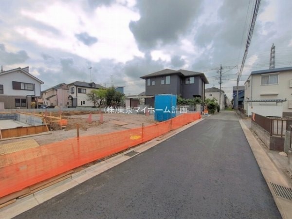 外観:前面道路含む現地外観写真（建築中）