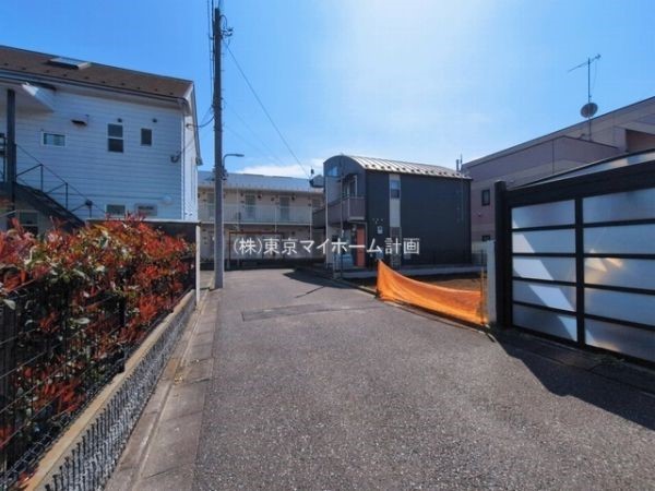 外観:前面道路含む現地写真