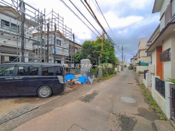 外観:前面道路含む現地外観写真（建築中）
