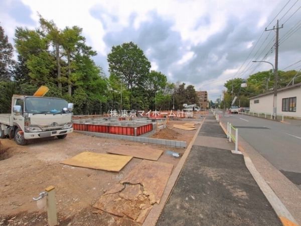外観:前面道路含む現地外観写真（建築中）