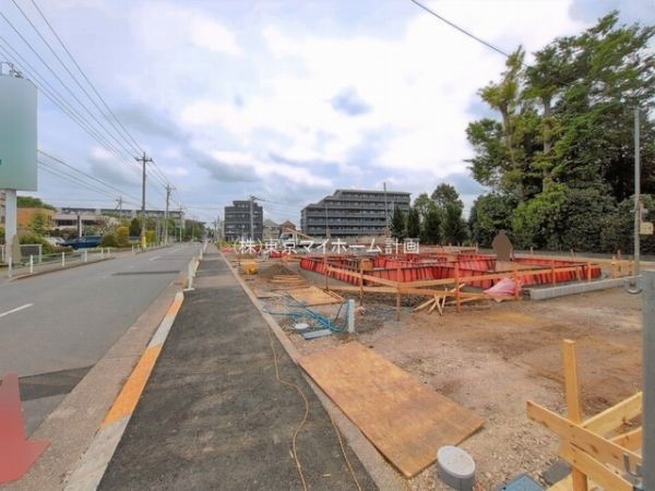 外観:前面道路含む現地外観写真（建築中）