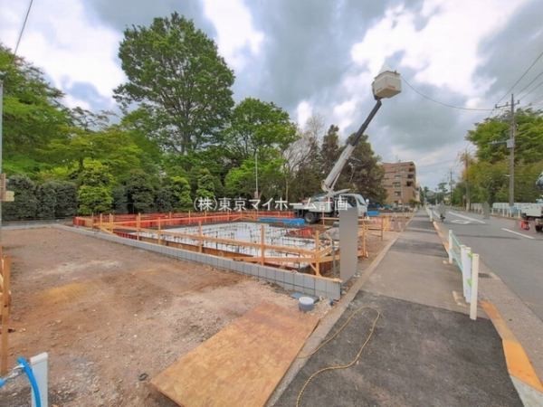 外観:前面道路含む現地外観写真（建築中）