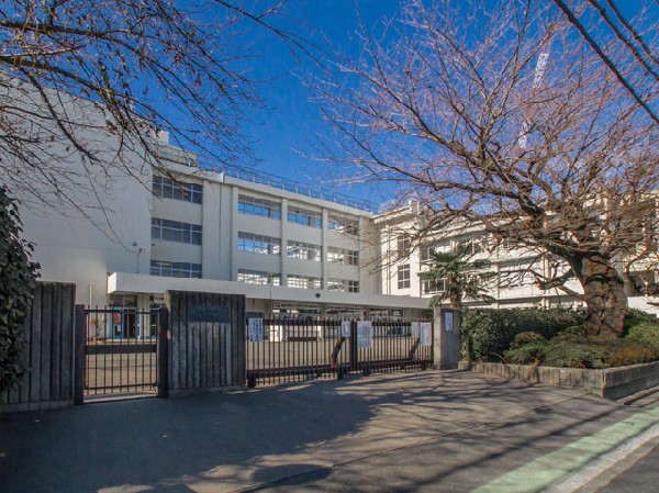 周辺環境:小平市立小平第二中学校(自ら考え正しく判断し、積極的に実践する人間・明るく健康で、情操豊かな人間・社会の一員として協力し、向上につとめる人間の育成に努めている学校です。)