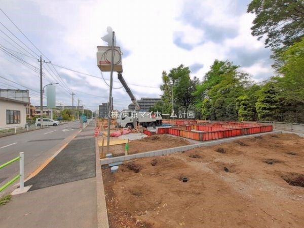 外観:前面道路含む現地外観写真（建築中）