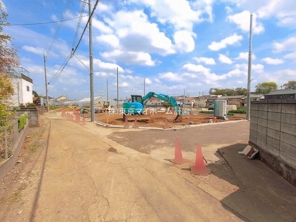 外観:前面道路含む現地土地写真