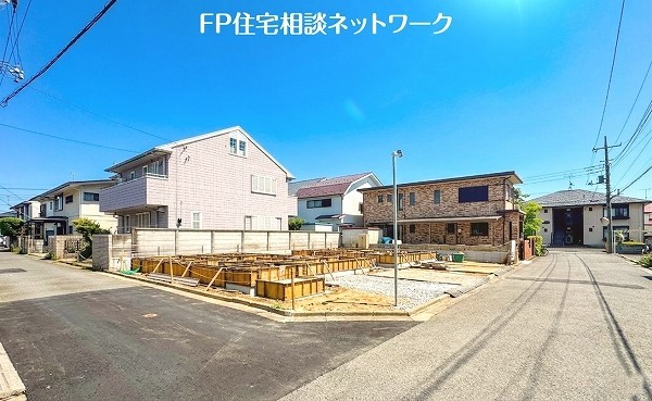外観:前面道路含む現地土地写真