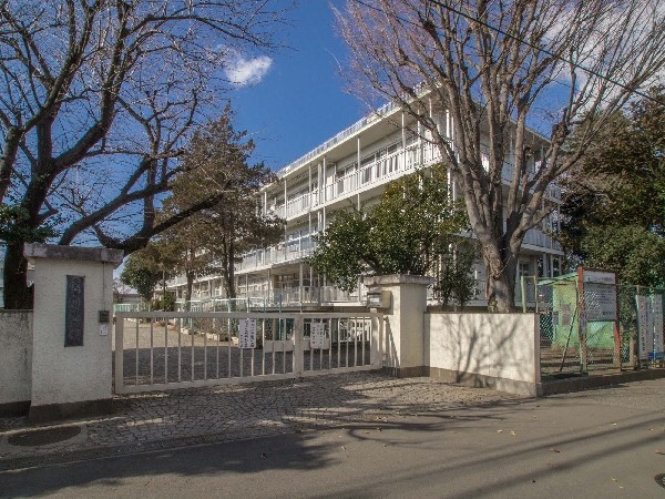 周辺環境:東久留米市立第六小学校(保護者、地域の方々と一体となって子供たちを支え、育てていく学校です。)