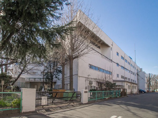 周辺環境:東久留米市立東中学校(「よく考え、自主的に行動できる人になろう」「責任を果たし、努力する人になろう」「健康で心豊かな人になろう」という三大教育目標の実現に向けて力を入れている学校です。)