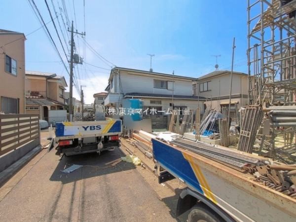 外観:前面道路含む現地外観写真（建築中）