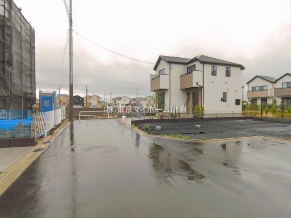 外観:前面道路含む現地外観写真