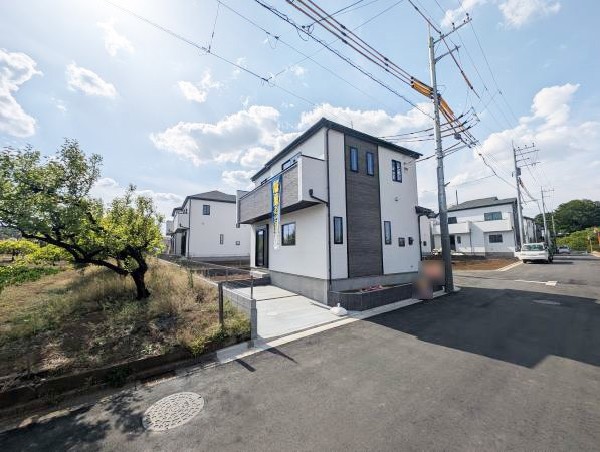 外観:前面道路含む現地外観写真