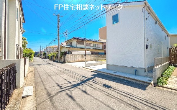 外観:前面道路含む現地外観写真