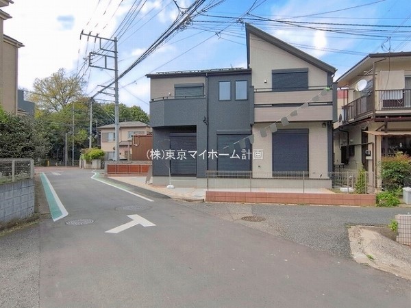 外観:前面道路含む現地外観写真