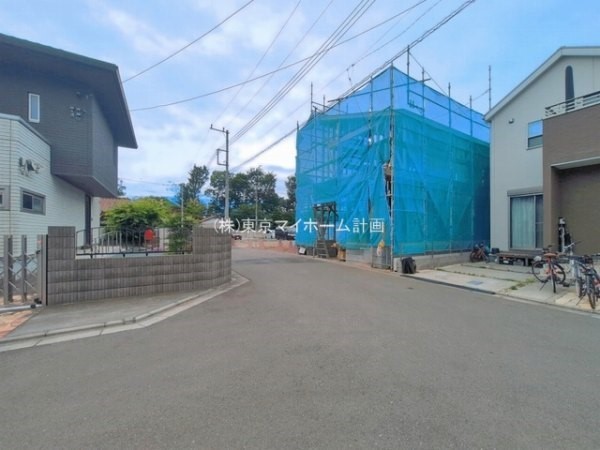 外観:前面道路含む現地外観写真（建築中）