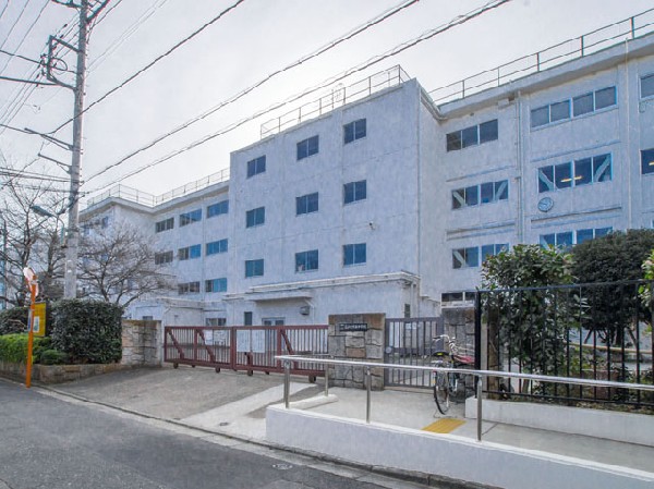 周辺環境:小平市立花小金井南中学校(しっかりとした生徒指導を行う気風があり、周辺の大学生による補習や英検指導など、一歩進んだ学習環境も整えられている中学校です。)