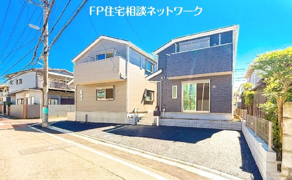 外観:前面道路含む現地外観写真