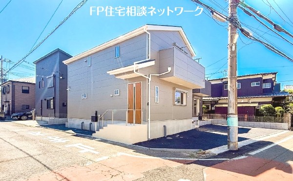 外観:前面道路含む現地外観写真