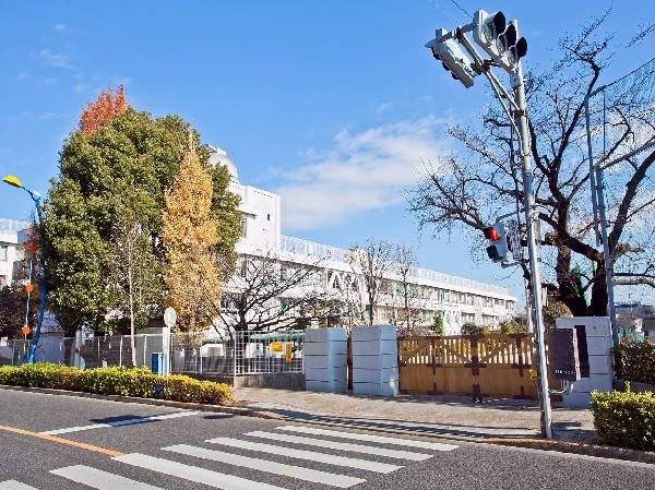 周辺環境:府中市立府中第一中学校(学校教育目標は「夢や志を抱き、力強く未来を切り拓く生徒の育成」です。)
