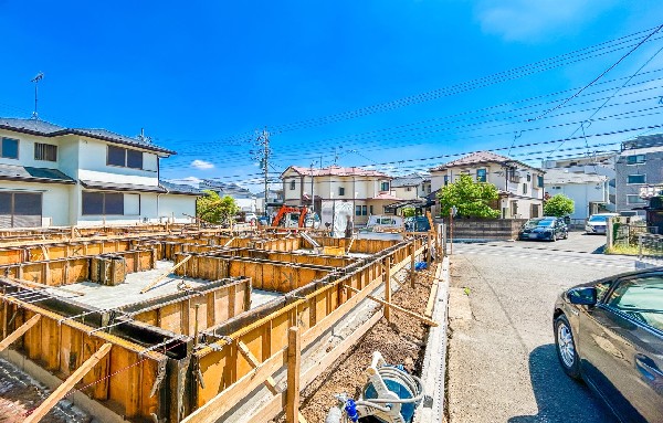 外観:前面道路含む現地外観写真（建築中）