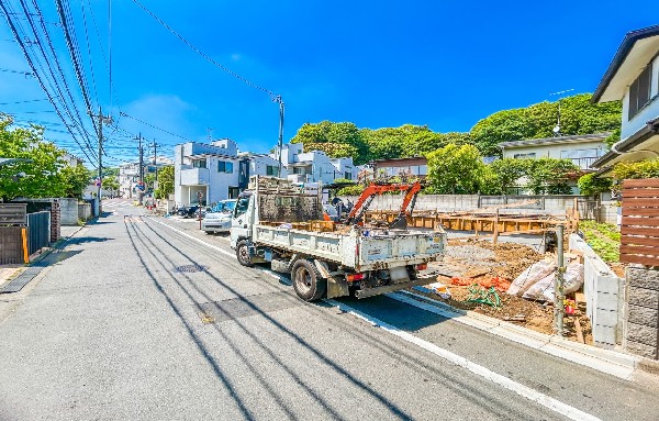 外観:前面道路含む現地外観写真（建築中）