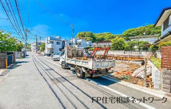 外観:前面道路含む現地外観写真（建築中）