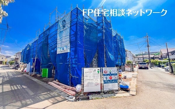 外観:前面道路含む現地外観写真（建築中）