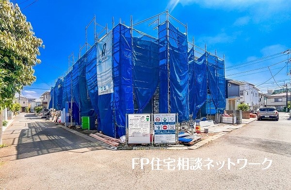 外観:前面道路含む現地外観写真（建築中）