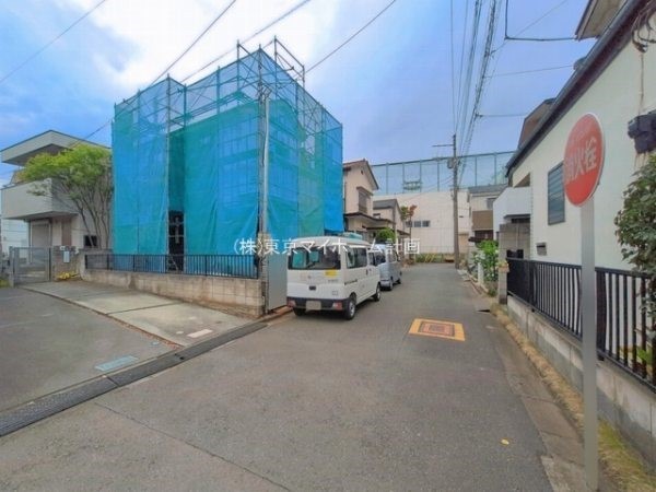 外観:前面道路含む現地外観写真（建築中）