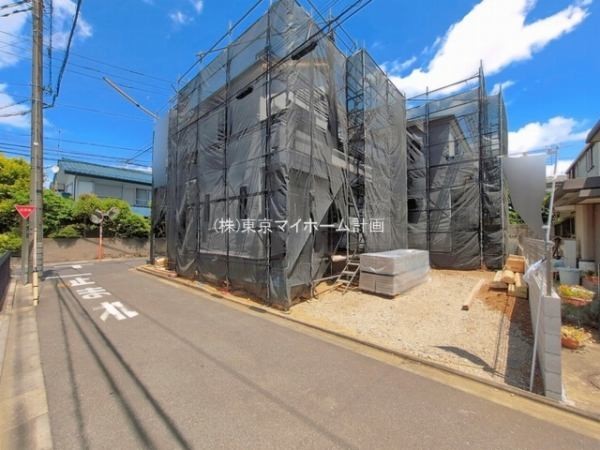 外観:前面道路含む現地外観写真（建築中）