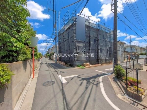 外観:前面道路含む現地外観写真（建築中）
