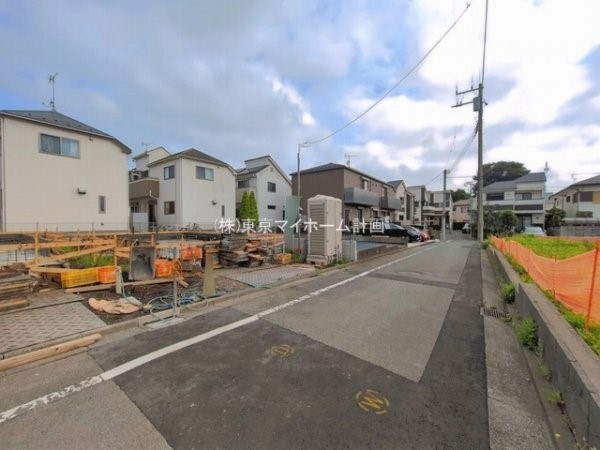 外観:前面道路含む現地外観写真（建築中）