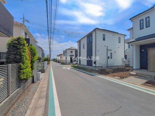 外観:前面道路含む現地外観写真