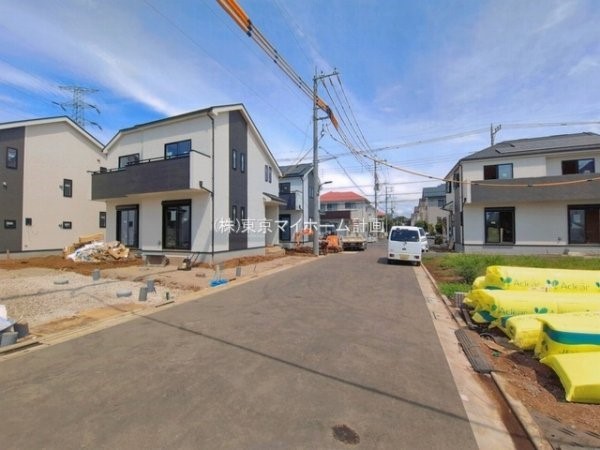 外観:前面道路含む現地外観写真